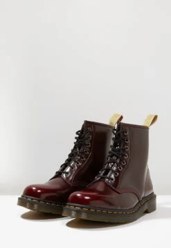 Dr. Martens Winchester Ii Boot 1460 Vegan - Bottines À Lacets - Cherry -Chaussure Belle Promos Boutique 2d96a4f186cb450aad5f0e76255e066c